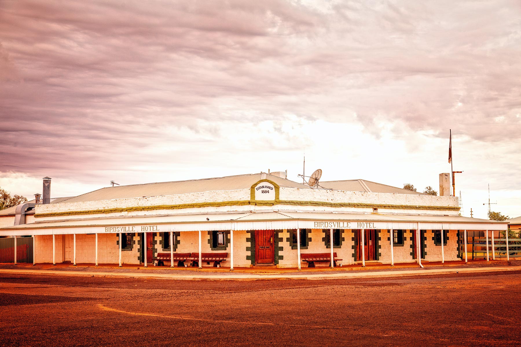 Australia’s 5 most iconic outback pubs - Hema Maps